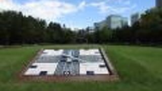 芝生の緑に合ってます。