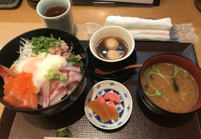 とろけるサーモンの海鮮丼