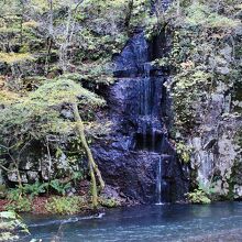 あまり水量のない小さな滝