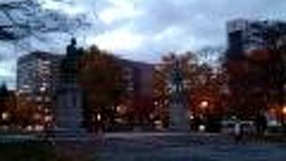 北海道開拓の功労者の像です。