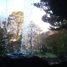 裏から見た滝