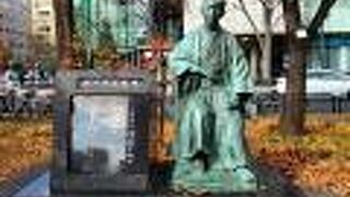 大通公園の西3丁目にあります。