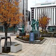 札幌駅の南口を出てすぐの広場にありました。