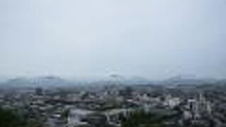 丸亀城が残されている公園