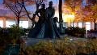 大通公園の中央付近にあります。