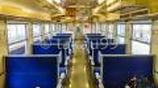 リクライニングのない４人対面式の座席は青色で昔懐かしい感じです。