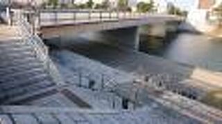 乙川に架かる、立派な木の橋