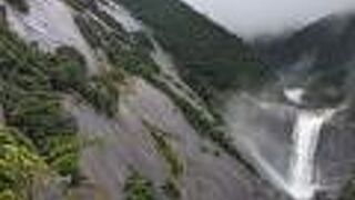 スケールのでかい一枚岩の岩肌が印象的な滝