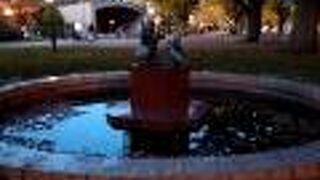 大通公園の西六丁目の区画にあります。