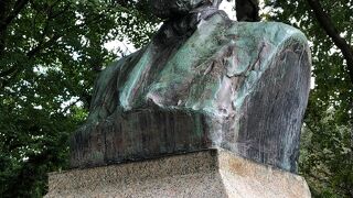 クラークの胸像も