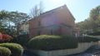 近代建築のある高台の公園