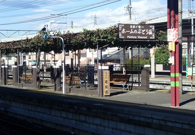 歴史ある塩尻駅は東京のあずさやしなのの特急列車が止まる駅です