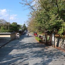 京都らしい風情ある道です