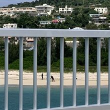 古宇利大橋から 結婚式のドレスで撮影している方が見えました