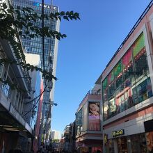 カラフルなお店が並ぶ