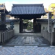 円頓寺アーケード街のほぼ真ん中にある尾張藩徳川家ゆかりの寺