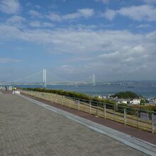 ベランダより明石大橋の全貌が見渡せる
