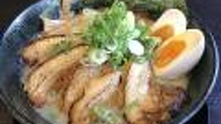 とろける厚切り炙りチャーシューが自慢のラーメン店！
