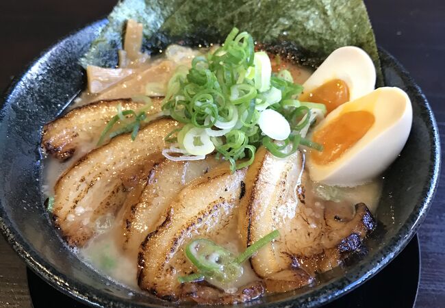 とろける厚切り炙りチャーシューが自慢のラーメン店！