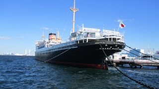 黒塗りの船体は風格があります