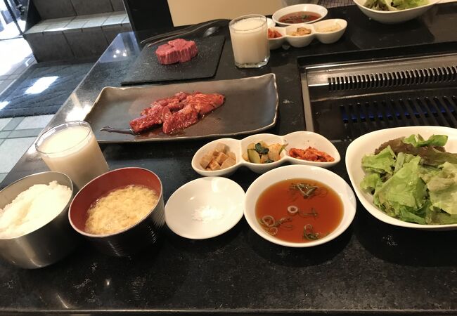 焼肉屋で賑わう鶴橋駅前から少し離れるが、味良し、コスパ良しで鶴橋でもトップクラスの人気の焼肉店！