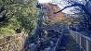 ＪＲ王子駅と北区役所の間の歩道にある公園