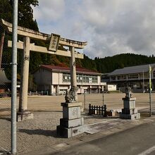 横から見るとグラウンドの一角にある