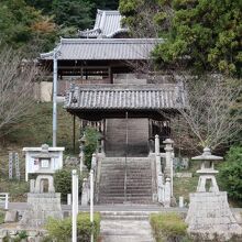 参道が高く、長い