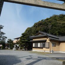 屋敷跡は和霊神社になってます