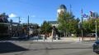 観光客で賑わう交差点