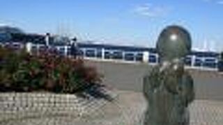 歌に込められた気持ちが感じられる雰囲気の像