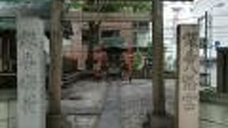 大通りにひっそりとあります。