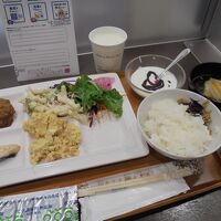 無料の朝食　料理をお皿に盛り付け