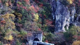 トンネルを抜けた先は紅葉の渓谷