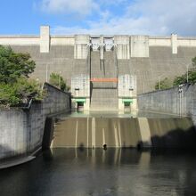1982年（昭和57年）竣工の重力式コンクリートダム