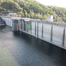 洪水調節を担うダムのため常用水位は「貯めしろ」確保分やや低め