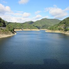 「一庫ダム」によって形成された「知明湖」