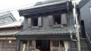 漆黒の壁が印象的でした