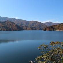 ダムからみた田子倉湖(中央)
