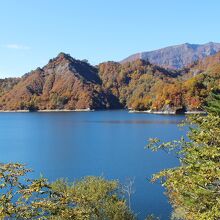 ダムからみた田子倉湖(右)