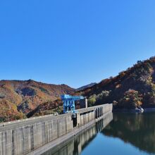 ダムの堰堤(秋)