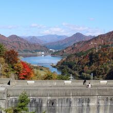 ダムの堰堤。遠くに下流の只見ダムを望む(秋)