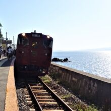 海に面したホーム