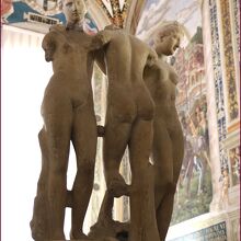 ローマ時代の彫刻『三美神』(ただしレプリカ)