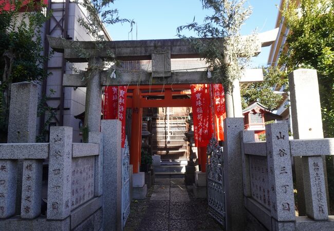 石の囲いの中の限られたスペースにきっちり収まった神社