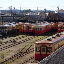 人気の撮り鉄ポイント、五井駅跨線橋w　車庫に昭和な車両が..