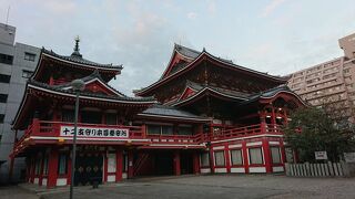 朱色が映える、本堂が立派