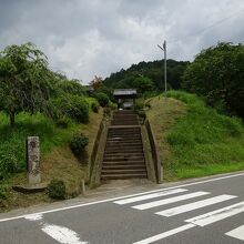 階段左の小さな石碑が目印です。「禅定寺」とあります。