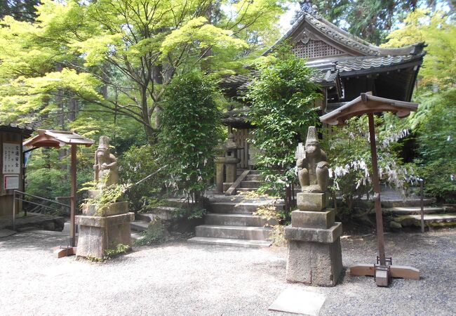 猿丸神社、瘤取りの御利益、駐車場あり。