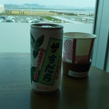 海を見ながらジュース